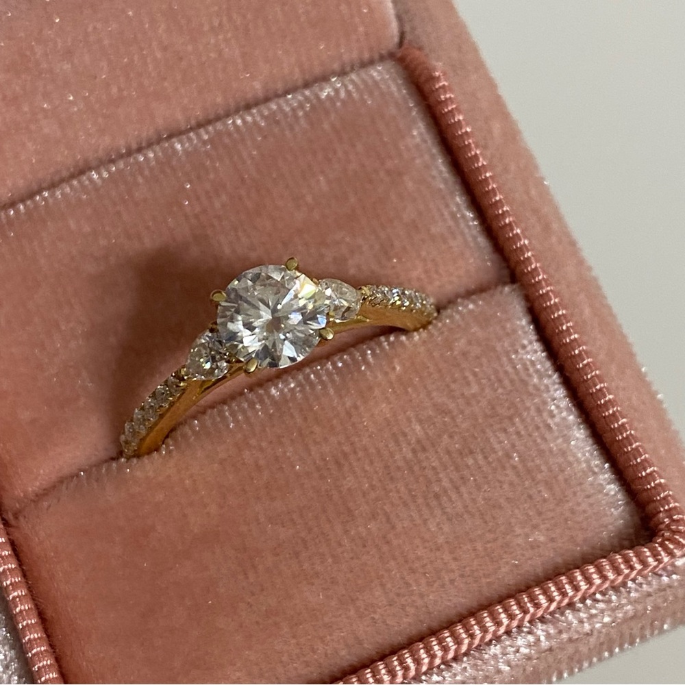 ✨NEW✨ 10K SOLID Yellow Gold 1 CT Round MOISSANITE 3 Stone Engagement Ring 8.5 - Picture 4 of 12